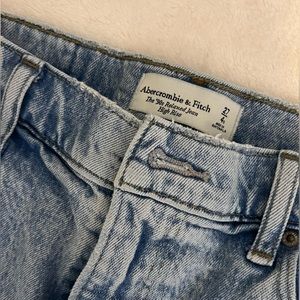Abercrombie & Fitch - The 90’s Relaxed Jean High Rise Jeans